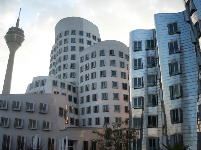 Фрэнк Гери (Frank Gehry): Der Neue Zollhof, Düsseldorf, Germany, 1999